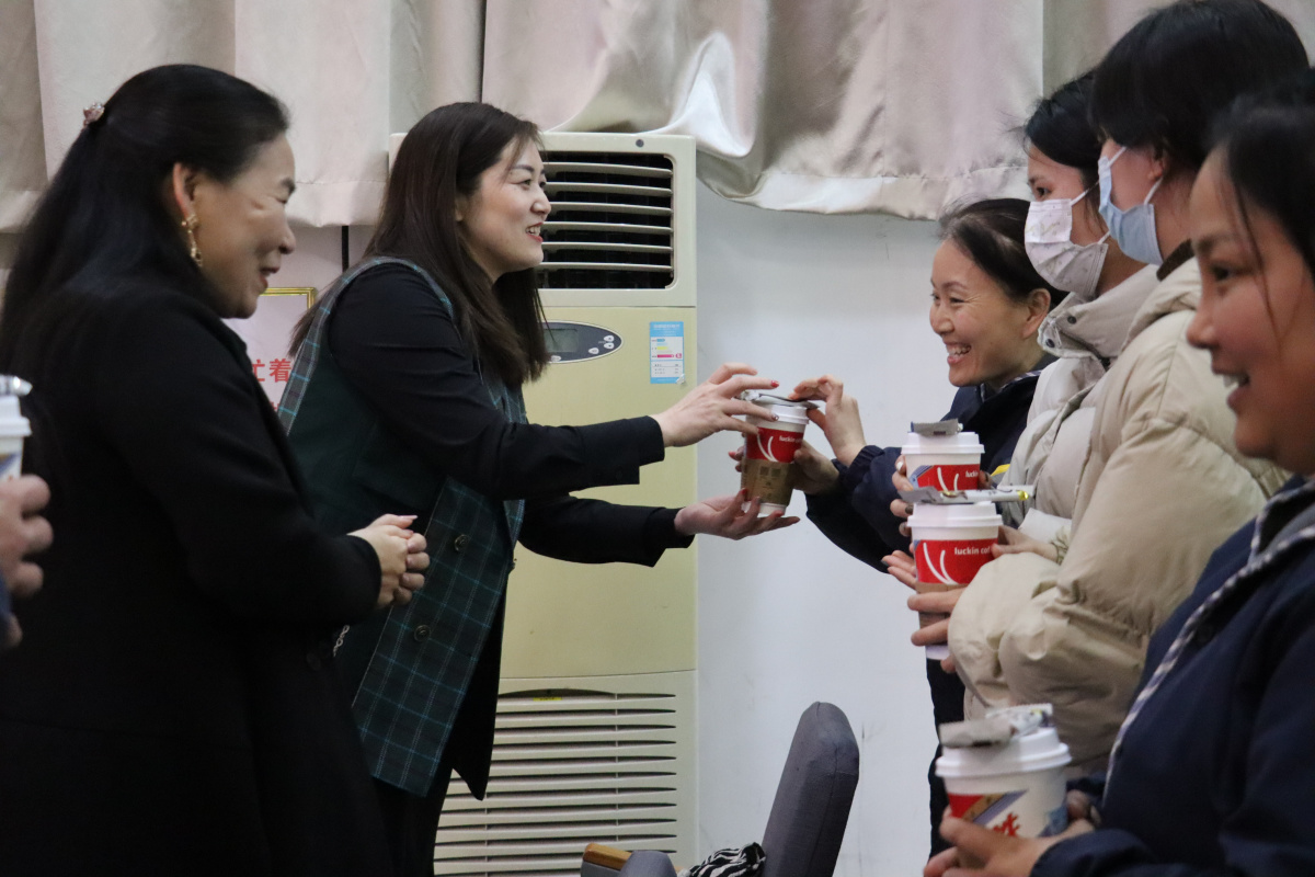 高德娱乐品咖啡、学茶艺郑州市二七区长江东途小学教授集团为团体女教员送上独家热爱！(图1)